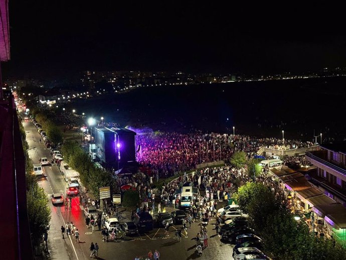 Vista de Laredo de noche durante la Semana Grande por la Batalla de Flores