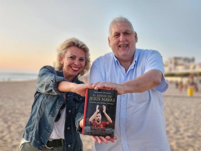 Los periodistas Marina Bernal y Miguel Gallardo, coordinadores del libro homenaje 'El adiós de Jesús Navas'.