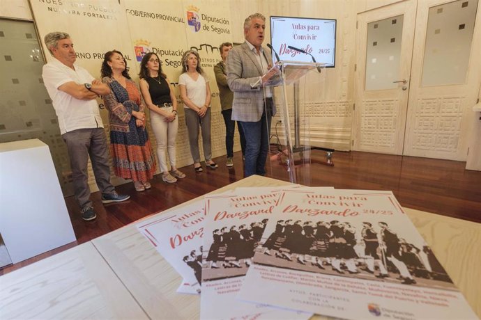 El diputado de Cultura, José María Bravo, presenta las 'Aulas para Convivir Danzando' junto a varios alcaldes de la provincia.