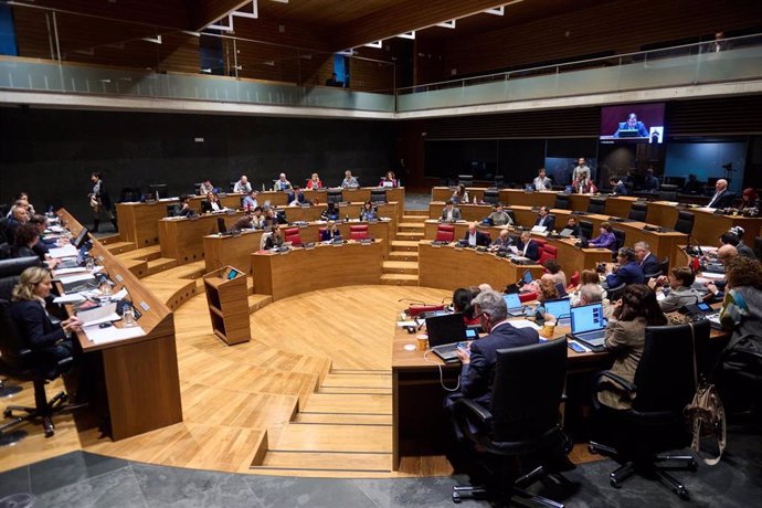 Archivo - Salón de Plenos del Parlamento de Navarra.