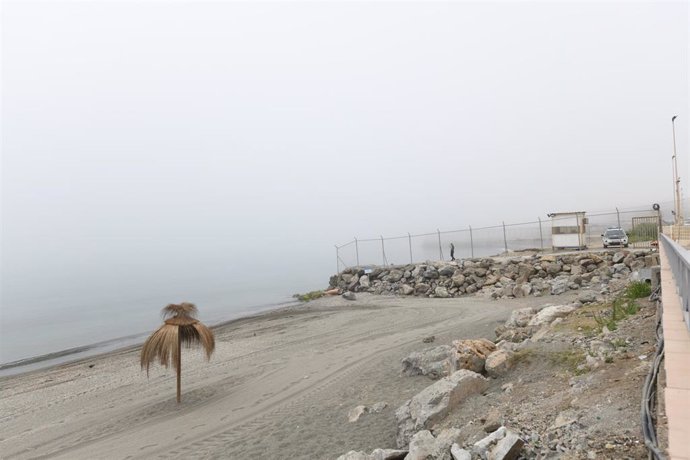 Archivo - Imagen de archivo de un guardia civil vigilando en el espigón de la playa del Tarajal, a 25 de julio de 2022, en Ceuta (España). 