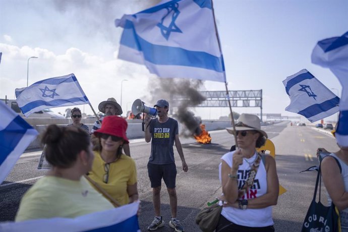 Participantes den una protesta cerca del kibutz Yakum, en Israel en el marco de la huelga general convocada para reclamar un acuerdo para la liberación de los secuestrados durante los ataques del 7 de octubre