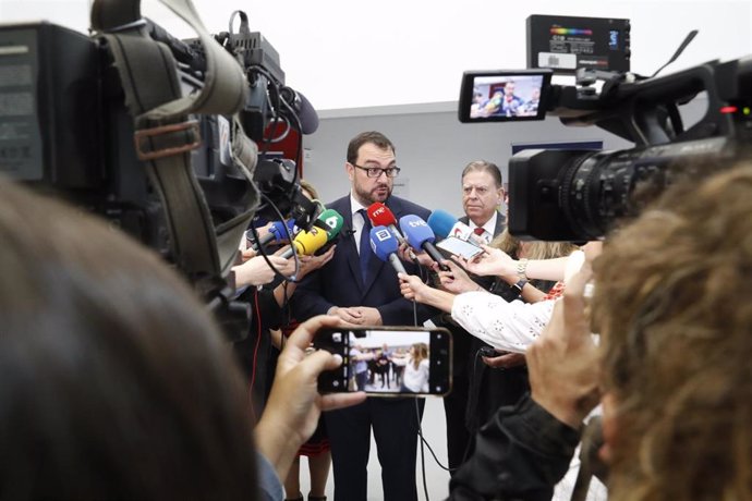 El presidente del Principado, Adrián Barbón, atiende a los medios en la inauguración del IES de La Florida.