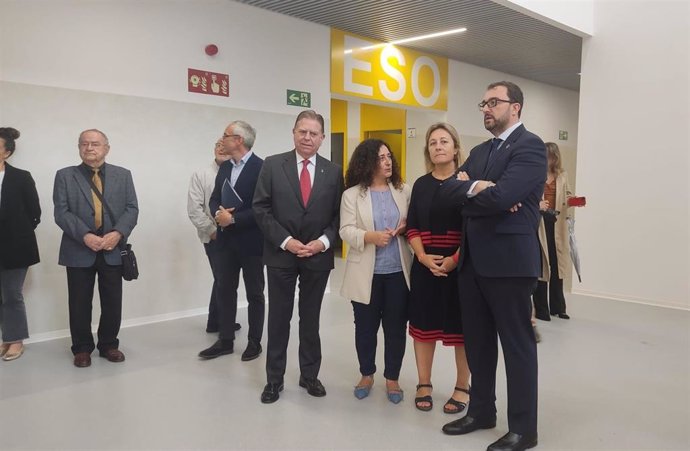 El presidente Adrián Barbón durante la inauguración del nuevo IES de La Florida.