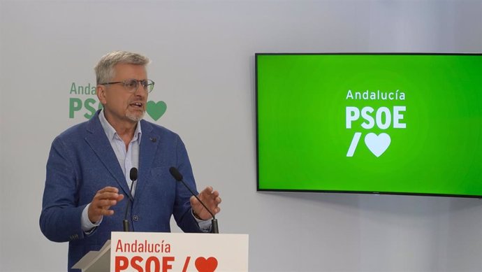 El portavoz adjunto del PSOE-A, Josele Aguilar, este lunes en rueda de prensa.