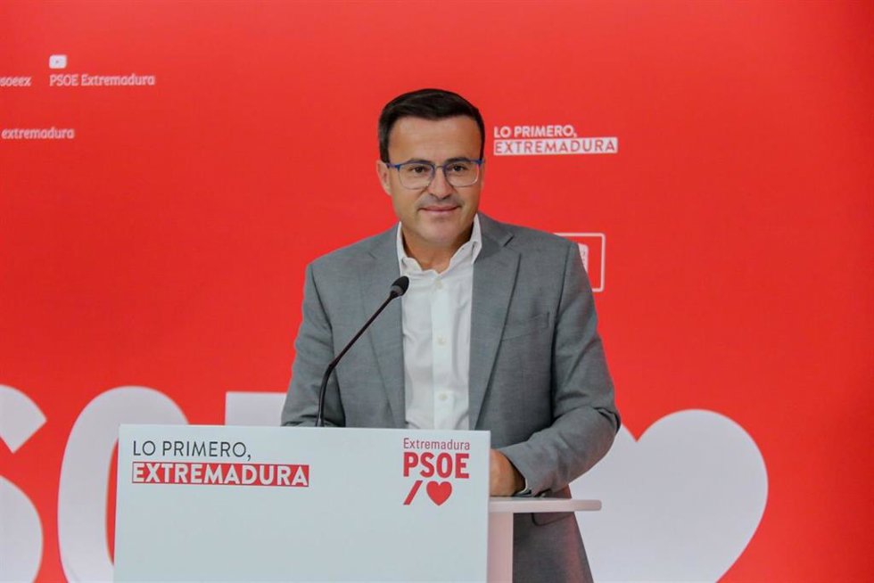 El secretario general del PSOE de Extremadura, Miguel Ángel Gallardo, en una rueda de prensa en la sede del partido.