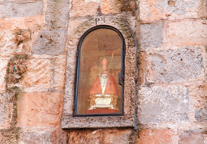 Hornacina de San Fermín en la cuesta Santo Domingo.