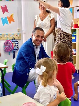 El delegado de Desarrollo Educativo y Formación Profesional y de Universidad, Investigación e Innovación, Miguel Briones, en la inauguración del curso escolar en Infantil entre cero y tres años en la escuela infantil Santa Marta de Rincón de la Victoria