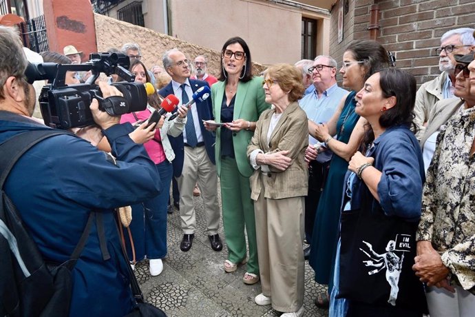 La alcaldesa de Santander, Gema Igual, hace declaraciones a los medios en el acto de descubrimiento de la placa dedicada a José Luis Casado Soto