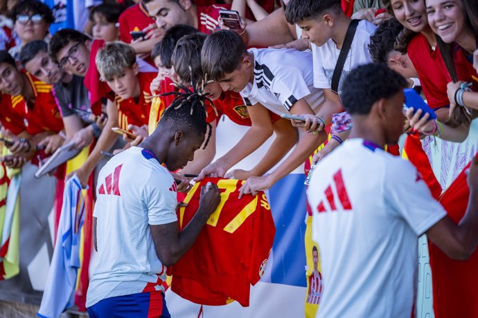 Nico Williams y Lamine Yamal firman camisetas en el enternamiento de la selección española.