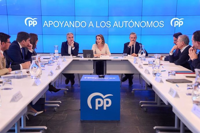 Archivo - La secretaria general del PP, Cuca Gamarra, el vicesecretario de Política Autonómica del partido, Elías Bendodo, y el vicesecretario de Economía del PP, Juan Bravo, se reúnen con consejeros de Empleo del PP.