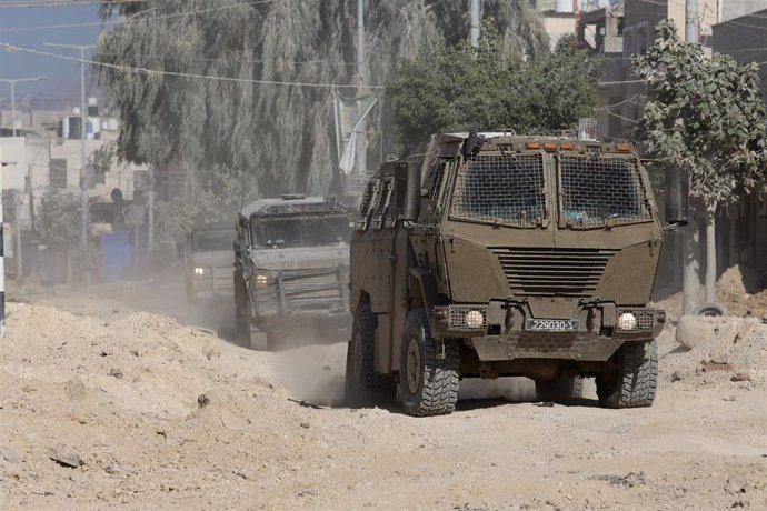 Vehículos militares del Ejército de Israel durante una operación en el campamento de refugiados de Nur Shams, al este de la ciudad de Tulkarem, en Cisjordania (archivo)