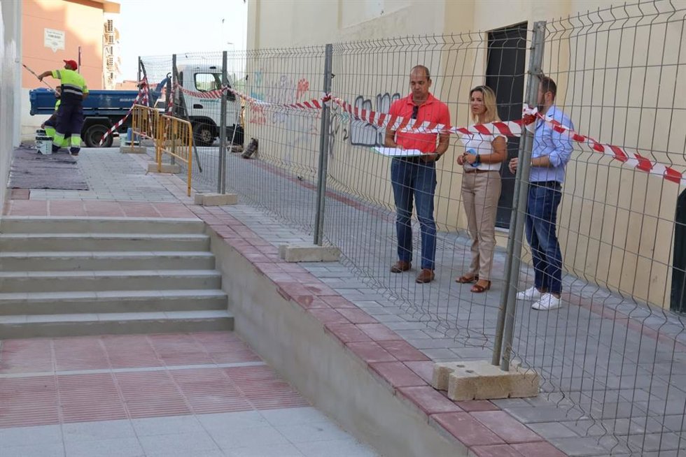 La alcaldesa de la ciudad, Ana Isabel Jiménez, acompañada por el delegado de Hábitat Urbano, David Delegado, han comprobado el avance de estas obras en calles como Puerta del Manifiesto y Reverte.