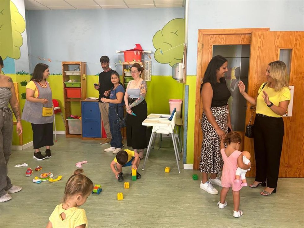 La alcaldesa, Ana Isabel Jiménez, ha destacado la profesionalidad del sector y el beneficio de las escuelas infantiles para la conciliación familiar y el desarrollo de los menores en edad temprana.