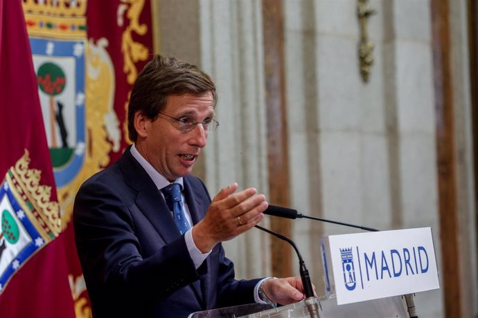 El alcalde de Madrid, José Luis Martínez-Almeida, ofrece una rueda de prensa tras el acto de entrega de las Palomas de Bronce-Bomberos de Madrid