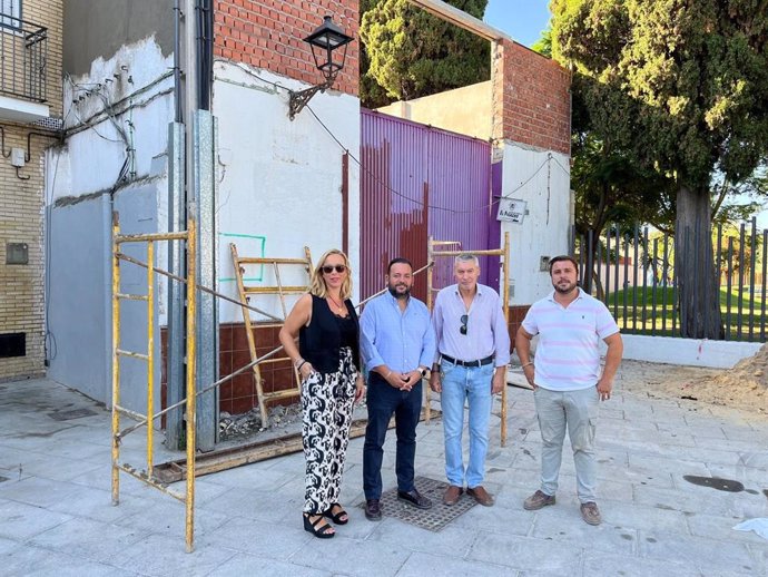 El alcalde de La Algaba y el hermano mayor de La Soledad visitan el local que el Consistorio cederá a la corporación para su proyecto social.