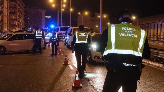 Un control nocturn de la Policia Local de Valncia, en una imatge d'arxiu