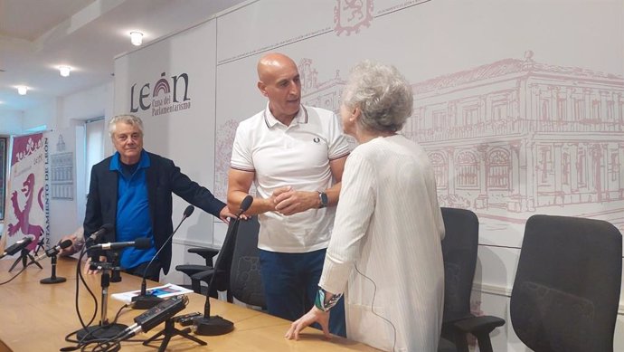 El alcalde de León, José Antonio Diez, conversa con la presidenta de la Fundación Eutherpe, Margarita Morais.