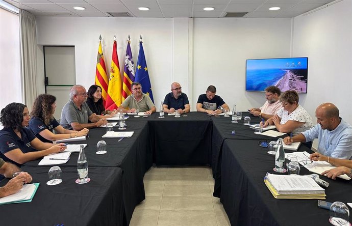 Govern e instituciones pitiusas evalúan acciones para mejorar la protección de espacios naturales de Ibiza.