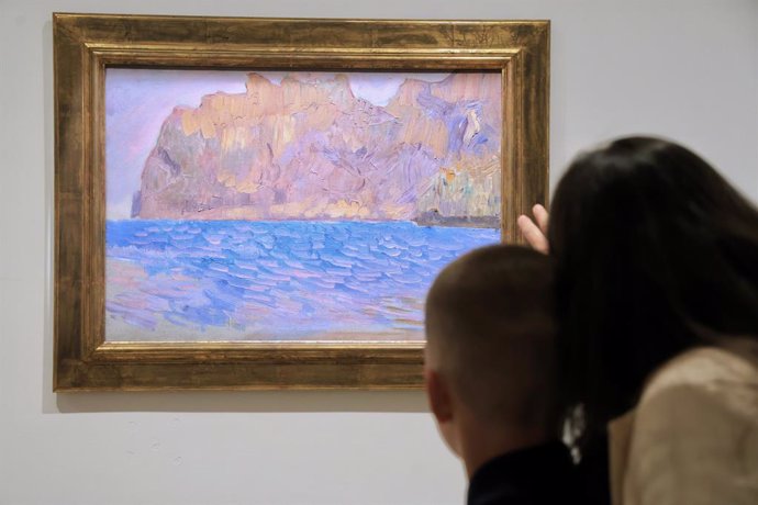 Dos persones contemplen una de les obres de Sorolla que s'exposen al Museu de Mallorca.