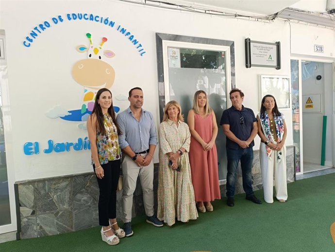 La delegada territorial de Desarrollo Educativo y Formación Profesional de la Junta de Andalucía en la provincia de Cádiz, Isabel Paredes, junto al alcalde de Ubrique, Mario Casillas, en el inicio de curso de Infantil.