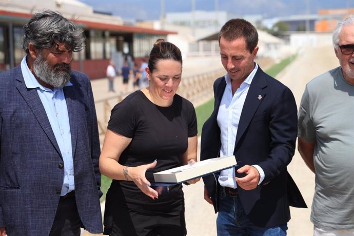 El presidente del Consell de Mallorca, Llorenç Galmés, homenajea a Antònia Vaquer, subcampeona del mundo en trote amateur.