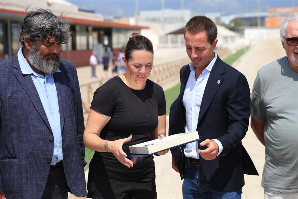 El presidente del Consell de Mallorca, Lloren Galmés, homenajea a Antnia Vaquer, subcampeona del mundo en trote amateur.