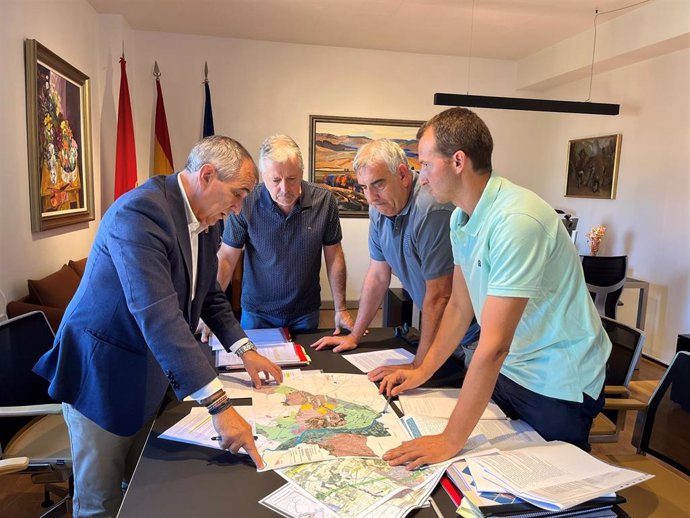 El consejero de Cohesión Territorial, Óscar Chivite, el presidente de UAGN, Félix Bariáin, el secretario de UAGN, Luis Miguel Serrano, y el vocal de la Ejecutiva de UAGN David Navarro