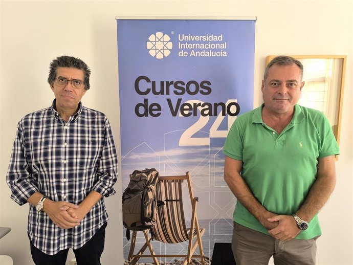 El director del Observatorio Internacional de Oleoturismo, Juan Ignacio Pulido, y el CEO y fundador de Juan Vilar Consultores Estratégicos Juan Vilar en la sede Antonio Machado de la UNIA en Baeza (Jaén).