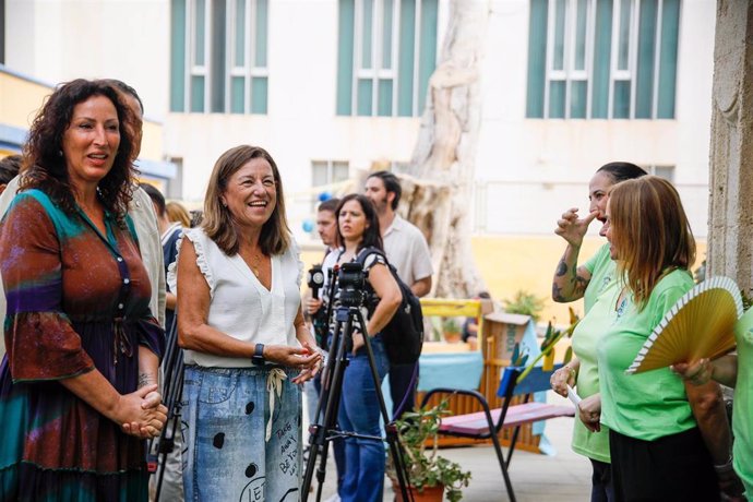 La consejera de Desarrollo Educativo y Formación Profesional, María del Carmen Castillo, junto a la alcaldesa de Almería, María del Mar Vázquez, durante la visita a la Escuela Infantil Torre de los Ángeles. 