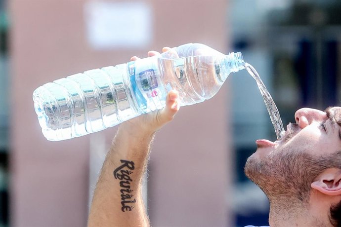 Archivo - Arxiu - Un jove beu aigua per a combatre la segona ona de calor de l'estiu, a 12 de juliol del 2022, a Madrid (Espanya). 