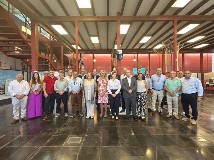 Imagen tras la reunión entre la secretaria general de Pesca del Ministerio de Agricultura, Pesca y Alimentación, Isabel Artime, con el sector pesquero del Golfo de Cádiz en Isla Cristina (Huelva).