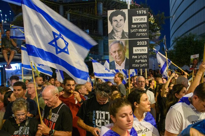 Participantes en una protesta en Israel contra el Gobierno de Benjamin Netanyahu tras el hallazgo en Gaza de los cadáveres de seis de los secuestrados durante los ataques del 7 de octubre de 2023 (archivo)