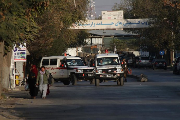 Archivo - (211102) -- KABUL, Nov. 2, 2021 (Xinhua) -- Ambulances are seen near the attack site in Kabul, capital of Afghanistan, Nov. 2, 2021. At least 15 people have been killed and several others wounded in a terrorist attack on a military hospital in