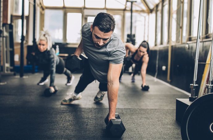 Archivo - Ejercicio de resistencia. Deporte, gimnasio