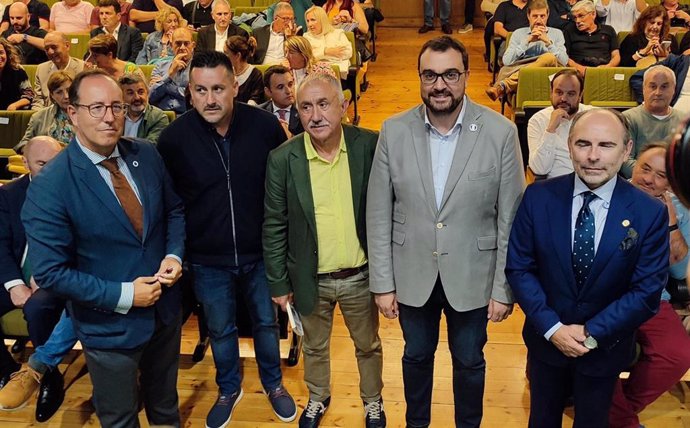 El primer teniente de alcalde de Oviedo, Mario Arias; el secretario general de UGT Asturias, Javier Fernández Lanero; el secretario gral de UGT, Pepe Álvarez; el presidente del Principado, Adrián Barbón; y el rector de la Universidad, Ignacio Villaverde.