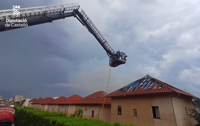 Intervenció dels bombers de Castelló en un incendi en Vall d'Uixò pel que sembla provocat per un raig