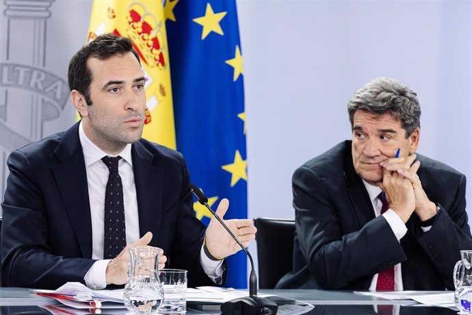 Archivo - El ministro de Economía, Comercio y Empresa, Carlos Cuerpo (i) y el ministro para la Transformación Digital y de la Función Pública, José Luis Escrivá (d), durante una rueda de prensa en Moncloa 