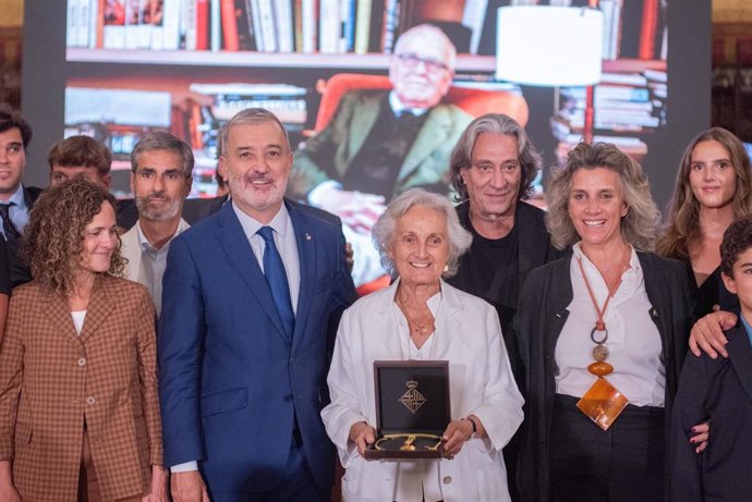 Jaume Collboni junto a la mujer de Miguel Milá, Cuqui Valcárcel, que ha recibido el reconocimiento póstumo