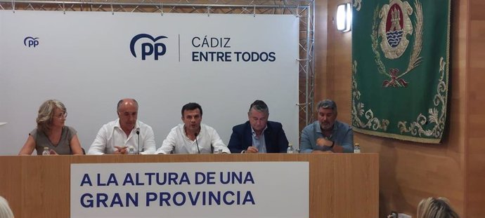 El vicesecretario de Coordinación Institucional del PP de Andalucía, Antonio Sanz, junto al presidente del PP de Cádiz, Bruno García, y otros responsables provinciales en el Comité Ejecutivo provincial del PP de Cádiz