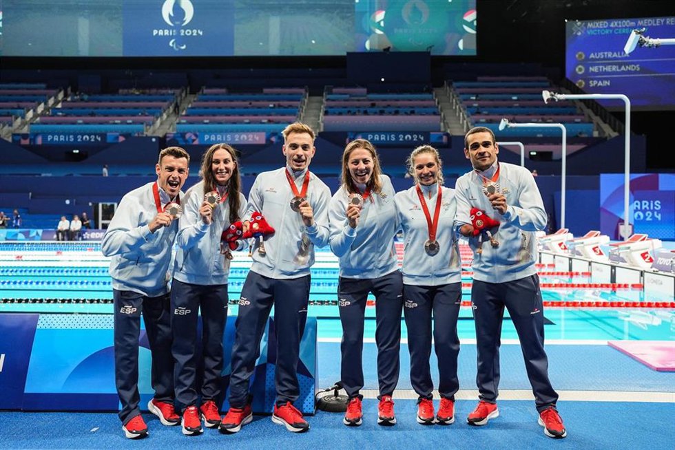 De izda a dcha: José Antonio Marí, Sarai Gascón, Íñigo Llopis, Nuria Marqus, Anastasiya Dmitriv y Óscar Salguero con su medalla de bronce