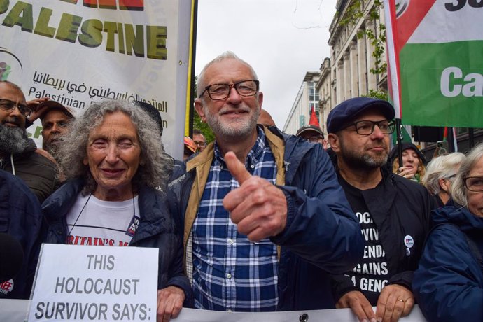 Archivo - July 6, 2024, London, England, UK: Independent MP and former Labour leader JEREMY CORBYN (c) and Independent candidate ANDREW FEINSTEIN (r) take part in the march. Thousands of people marched in solidarity with Palestine demanding a ceasefire as