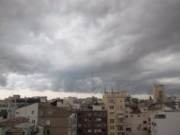 Archivo - Tormenta, lluvia y nubes en València              