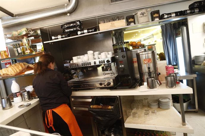 Archivo - Imagen de archivo de un trabajador en una cafetería.