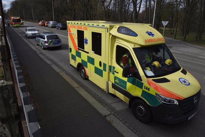 Archivo - Una ambulancia y vehículos policiales en Ostrava, República Checa (archivo)