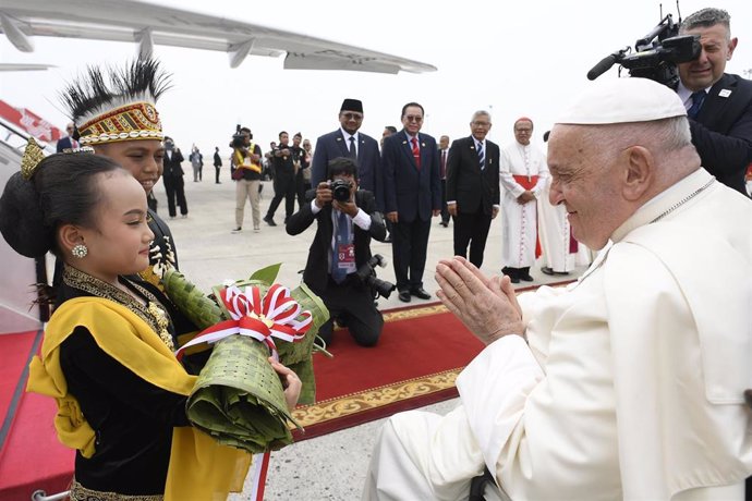 El Papa a su llegada a Indonesia