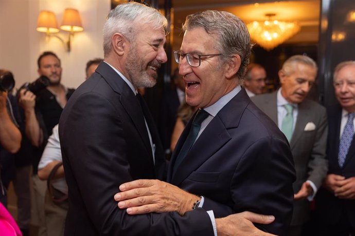 El presidente del Gobierno de Aragón, Jorge Azcón (i) y el presidente del PP, Alberto Núñez Feijóo (d), se saludan a su llegada a un Desayuno Informativo de Europa Press, en el Hotel Roosewood Villa Magna, a 3 de septiembre de 2024, en Madrid (España).