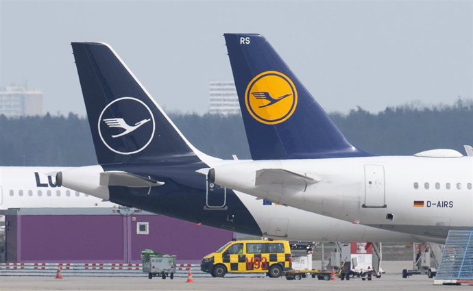 Archivo - FILED - 12 March 2024, Hesse, Frankfurt/Main: Lufthansa passenger planes stand on the tarmac at Frankfurt Airport. 