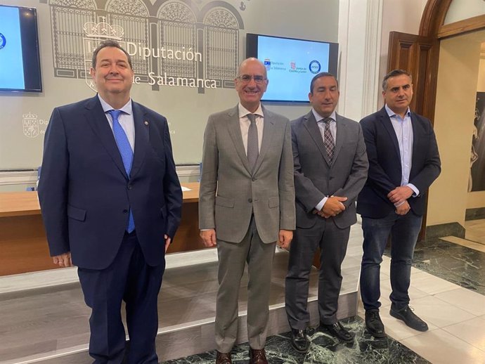 El presidente de la Diputación, el delegado de la Junta en Salamanca y el presidente de Aesco, durante la presentación de los Bonos de Comercio Rural.