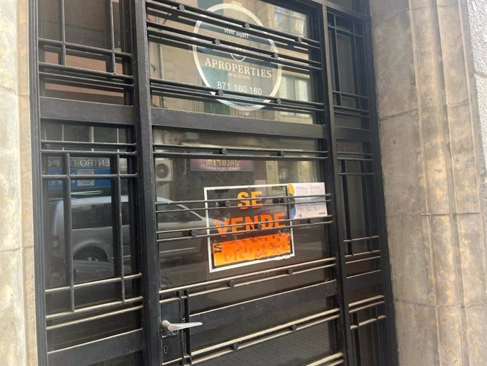 Archivo - Cartel de 'Se Vende' en la entrada de un bloque de pisos en Palma.